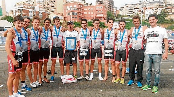 Los participantes masculinos del club marbellí en Santander. 