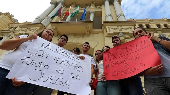 Alumnos de La Cónsula ayer en el Ayuntamiento.