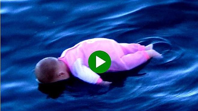 Una broma pesada de un bebé que cae al mar arrasa en Youtube