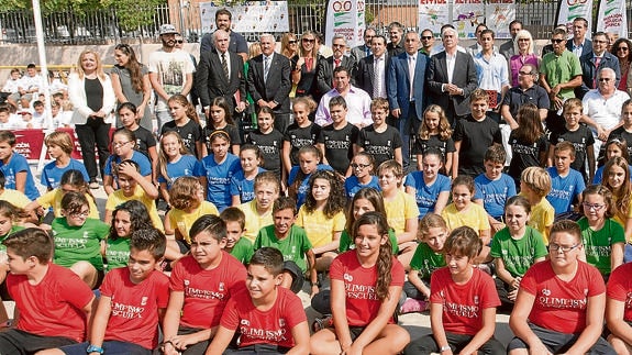 Deportistas, autoridades y directivos del colegio Paulo Freire, con algunos alumnos que participaron ayer en el acto. 