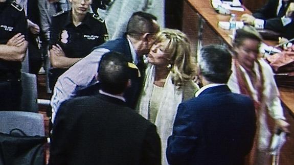 Muñoz y Yagüe, ex alcaldes, se besan ante la mirada de Roca.
