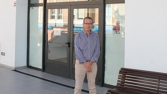 Salido posa delante de la delegación de Bienestar Social, en Arroyo de la Miel.