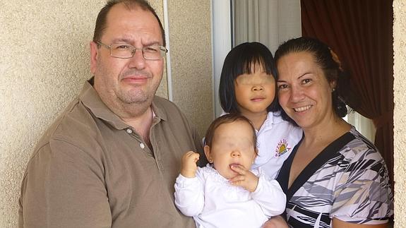 Carlos Villalón y Carmen María Royán, junto a sus dos hijas adoptadas en China y Andalucía. 