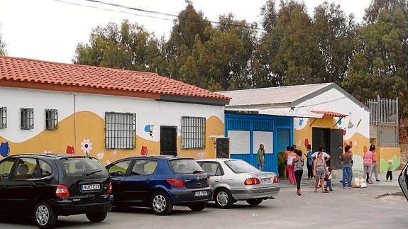 Varios módulos conforman el colegio María de la O, en la barriada de Los Asperones. 