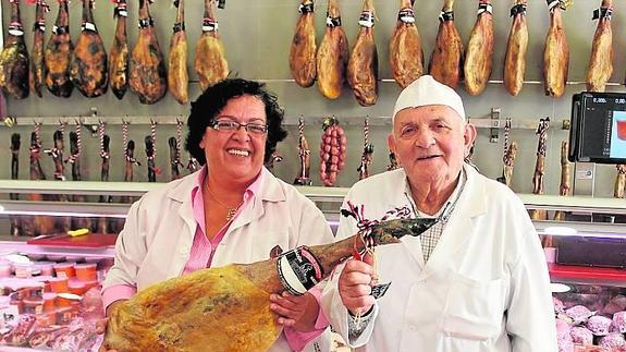 Castaño, a la izquierda, junto con su hija, actual directora.