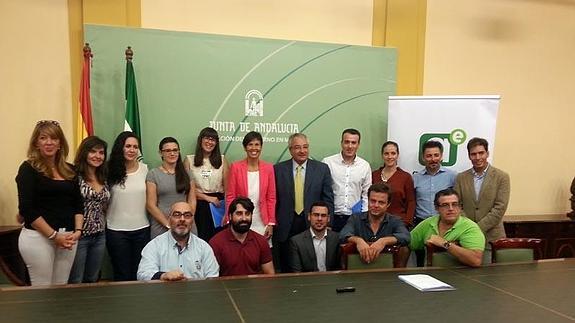 Marta Rueda, junto a los responsables de las cinco empresas que se van a instalar en la red de incubadoras de Andalucía Emprende. 