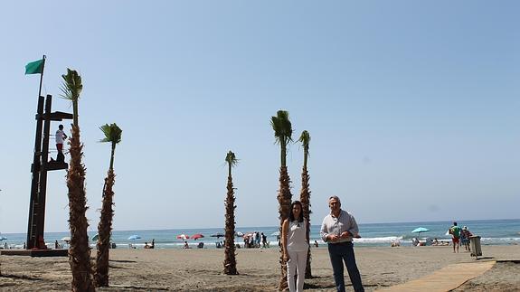 Mari Nieves Ramírez y Francisco Muñoz, en la playa de El Morche. 