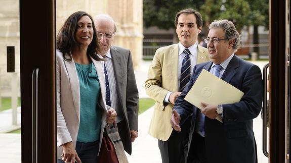 Los parlamentarios y alcaldes de Valverde del Camino, Dolores López Gabarro; de Huelva, Pedro Rodríguez; de Córdoba, José Antonio Nieto, y de Sevilla, Juan I. Zoido, ayer en el Parlamento. 