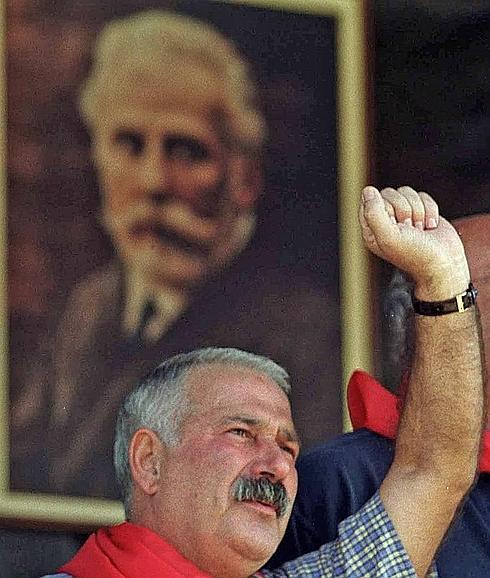 José Ángel Fernández Villa canta ‘La Internacional’ en el encuentro de Rodiezmo del año 2000.