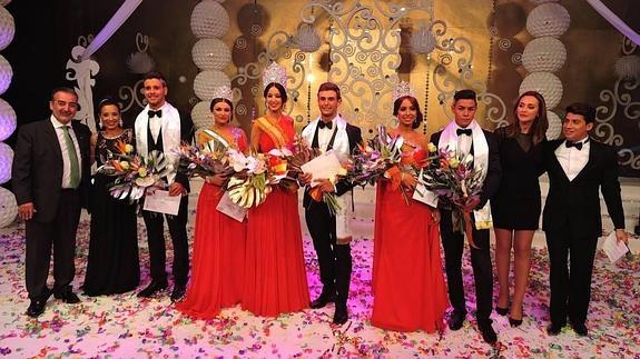 Los guapos oficiales de la Feria de Nerja, con los ediles y presentadores. 