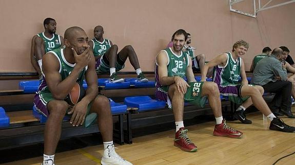 Granger bromea con Golubovic y Kuzminskas antes del entrenamiento de ayer; detrás, Thomas conversa con Green. 