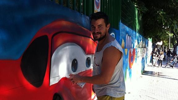 Nando, en la puerta del colegio Gloria Fuertes. 