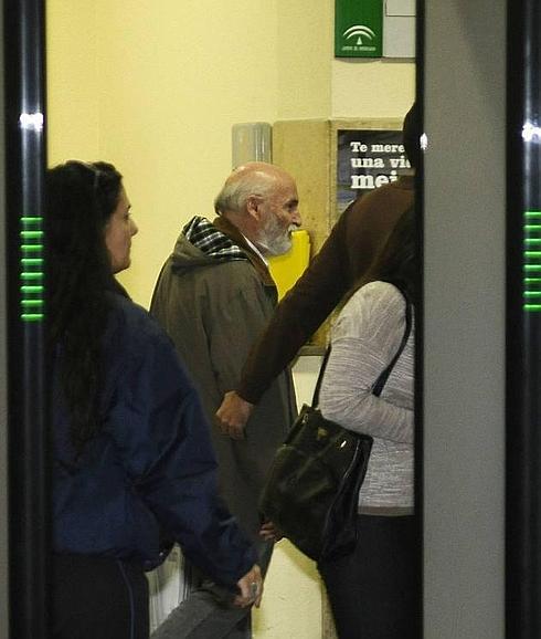 Teodoro Montes a la entrada de los juzgados. 