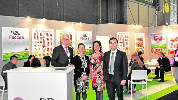 Antonio Pulgarín, Dolores Soler, Dolores Ciruana y Ramón Soler, ayer en el stand de Faccsa.