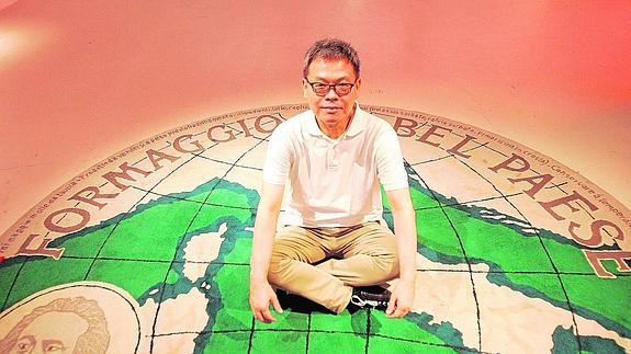 Budi Tek posa en el CAC sobre ‘Il Bel Paese’, obra de Maurizio Cattelan.