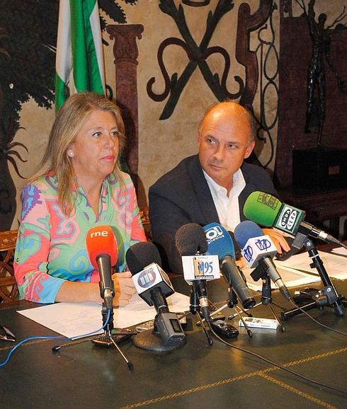 Ángeles Muñoz junto al coordinador de Hacienda del Ayuntamiento de Marbella, Carlos Rubio, este mediodía.