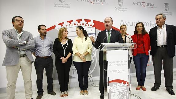 El alcalde de Antequera ha presentado los Presupuestos con su equipo de gobierno del PP. 