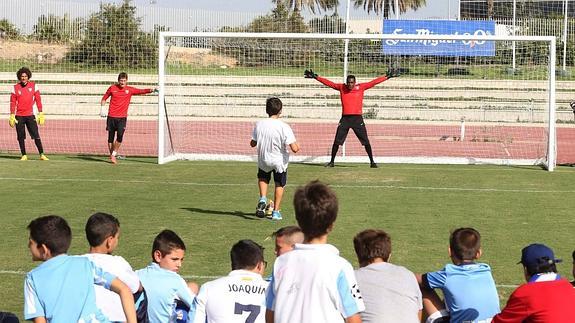 Uno de los niños le lanza un penalti a Kameni.