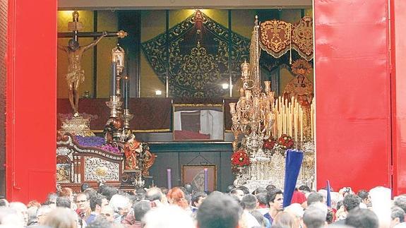 Los tronos delCristo de los Milagros y la Virgen de la Amargura, en la casa hermandad, el Jueves Santo de 2011, cuando la lluvia frustró la salida de la cofradía. 