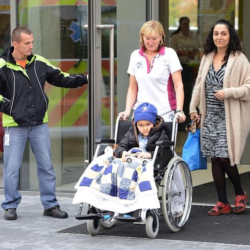 Ashya, con su madre, esta mañana. AFP 