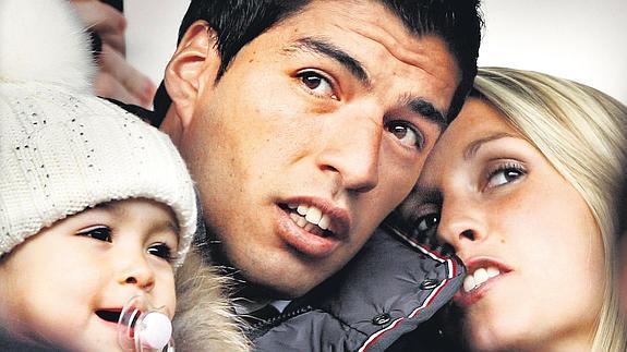 Luis Suárez y Sofía Balbi, con su hija Sofía, que nació hace cuatro años en Barcelona.