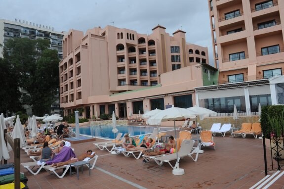 Turistas toman el sol en la piscina de un conocido hotel de Marbella. :: josele-lanza