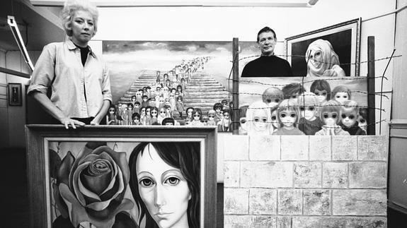 Los Keane, en 1965, con algunos de los cuadros que ella pintaba. :: Bill Ray/Time & Life Pictures/Getty Images