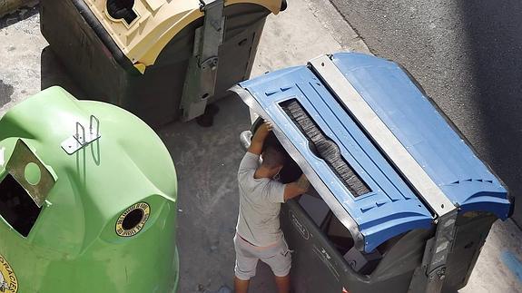 La imagen de personas rebuscando en la basura se ha hecho habitual en muchas ciudades.