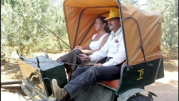 2003. La pareja, en El Rocío, después de hacerse pública su relación. 