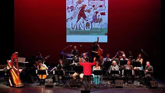 Ernesto Aurignac (a la derecha de la foto), en un momento de la presentación de su disco ‘UNO’. 