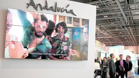 Un grupo de ingleses hace una parada junto a la pantalla gigante de Andalucía.