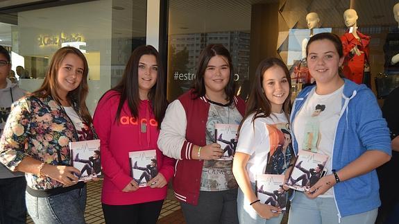 Fans aguardan a Abraham Mateo en el exterior de los grandes almacenes. 