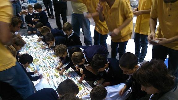 Correos busca récord Guinness en Málaga: el mosaico de sellos más grande del mundo