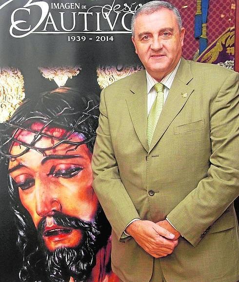 Juan Partal, junto al cartel del 75º. anivesario del Cautivo. 