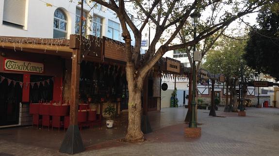 En Nerja el Ayuntamiento ha retirado terrazas de la plaza Tutti-Frutti tras dispararse las quejas. 