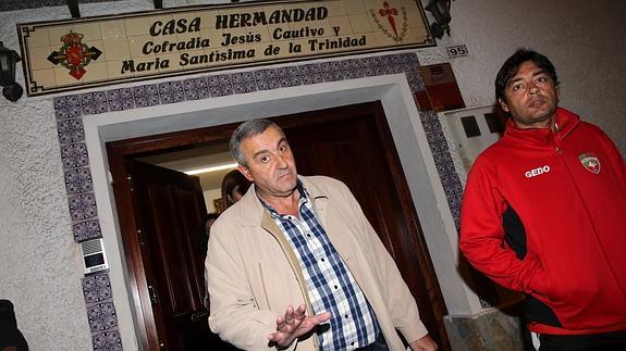 Juan Partal, ayer a la salida de la casa hermandad tras formalizar su dimisión.