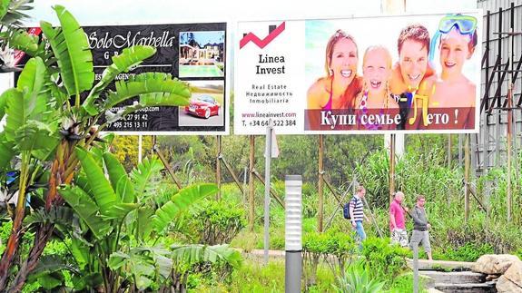 Carteles de promoción de viviendas para extranjeros en la Costa del Sol. 