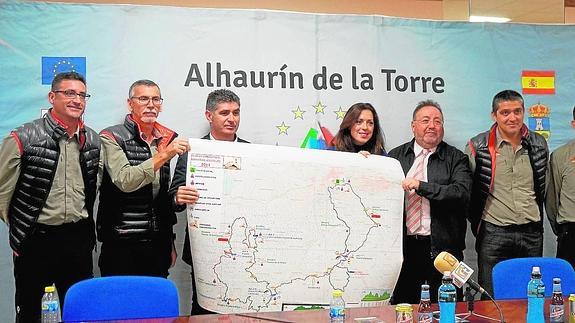 La diputada de Deportes, Marina Bravo, y el alcalde de Alhaurín, Joaquín Villanova, ambos en el centro, junto a los organizadores de la prueba. 