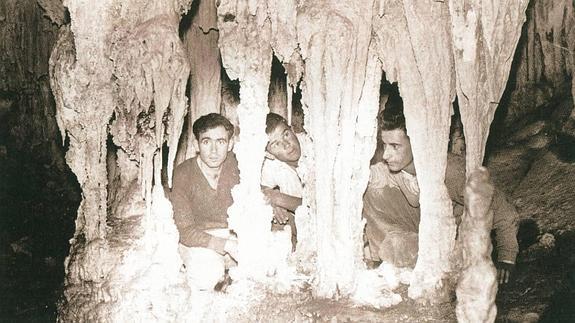 Foto del descubrimiento de la Cueva de Nerja, publicada en SUR en 1959.