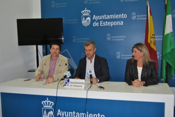 Oblaré, García Urbano y Velasco, ayer, en la presentación del plan de asfaltado. :: L.P.
