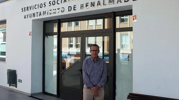 Francisco Salido, delante de la Delegación de Bienestar Social del Ayuntamiento. 