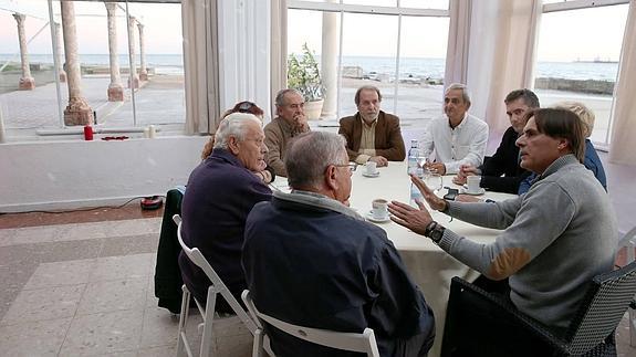 Vecinos y representantes de la concesionaria, ayer en el restaurante del balneario. 