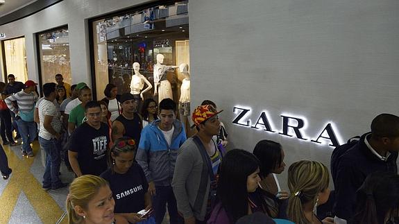 Venezolanos hacen cola en una tienda de Zara