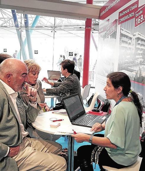 Clientes visitan uno de los expositores de Simed.