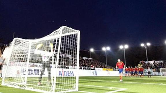 Uno de los lanzamientos de la tanda de penaltis. SUR