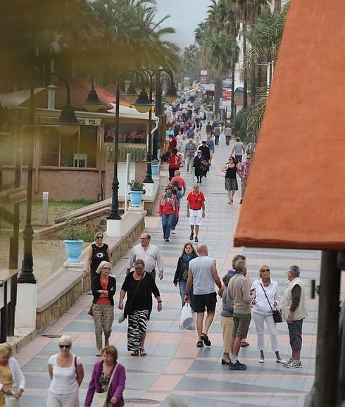 Personas pasean por Málaga con ropa ligera en pleno mes de noviembre.