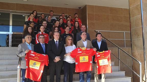 Dirigentes y patrocinadores, con las jugadoras detrás, en la presentación de ayer. 