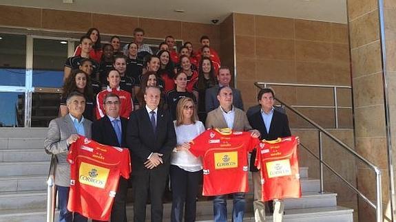 Autoridades, representantes de la Federación Española de Balonmano y patrocinadores, hoy en la presentación oficial.