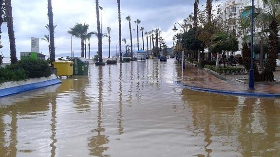 Paseo Marítimo inundado a la altura de El Morche, en Torrox.