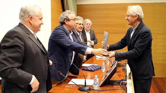 El vicerrector de Coordinación Universitaria, José Ángel Narváez, entrega el premio a El Roto